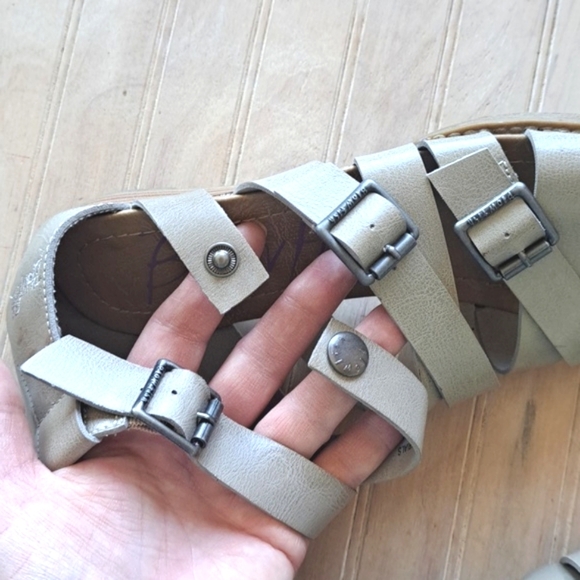 Blowfish Taupe Gladiator Strappy Buckle Snap Boho Malibu Sandals Small Wedge - Picture 5 of 10